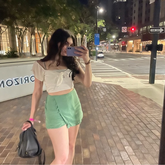 Meet your Posher, Kim - Picture 2 of 3